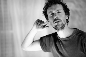 une orange qui écoute - café Goasven, octobre 2022 <br>crédit photo - Thierry Tanter